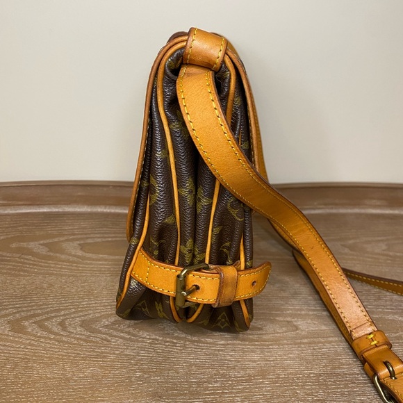 LOUIS VUITTON Saumur 35 Monogram Messenger Shoulder Bag - Picture 5 of 12
